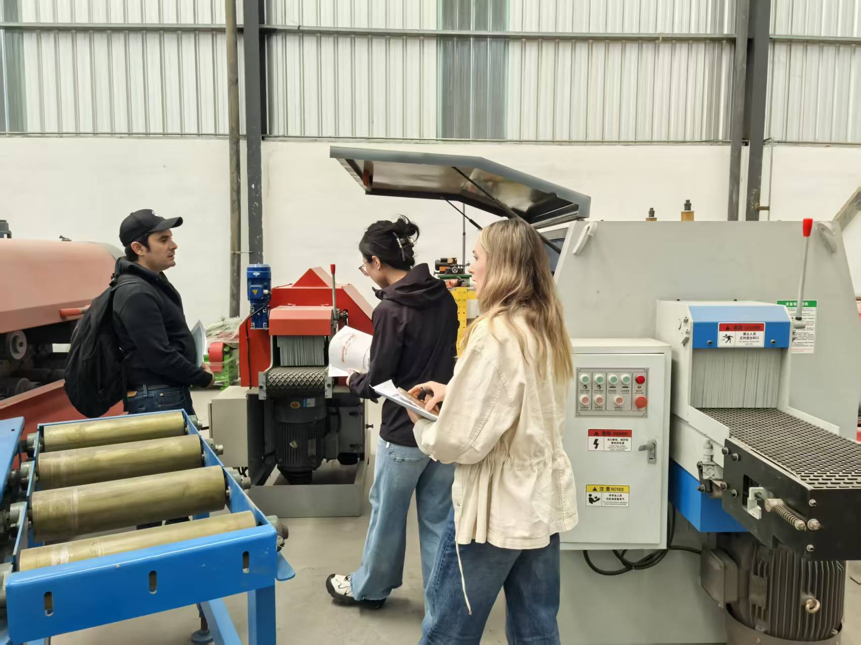 Factory inspection meeting between Colombian clients and Sawmillworld team.