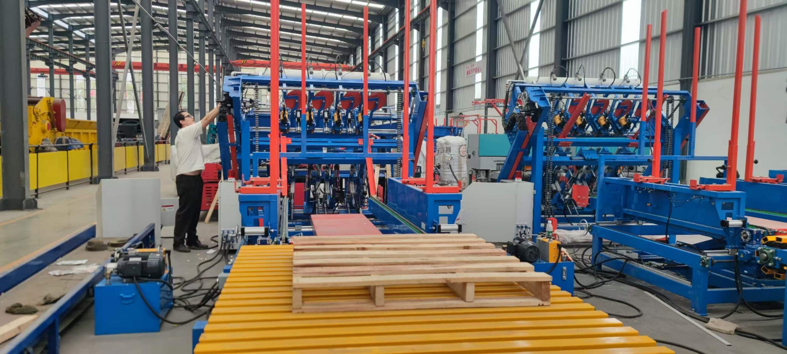 Sawmillworld automatic pallet nailing machine in operation, demonstrated to Mexican clients