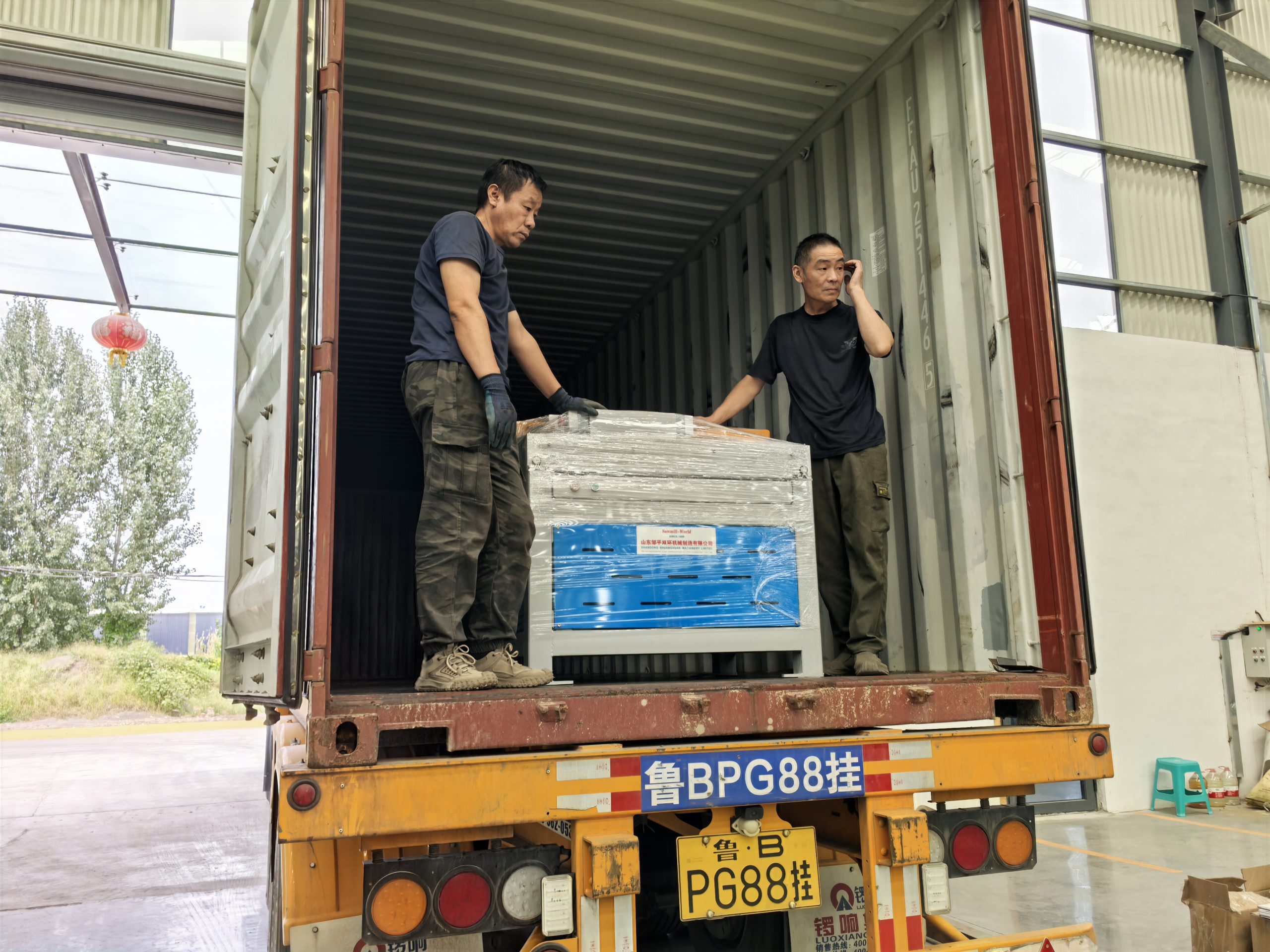 Sawmillworld Multi Rip Saw Pallet Stringer Notcher machine shipped to Peru (2)